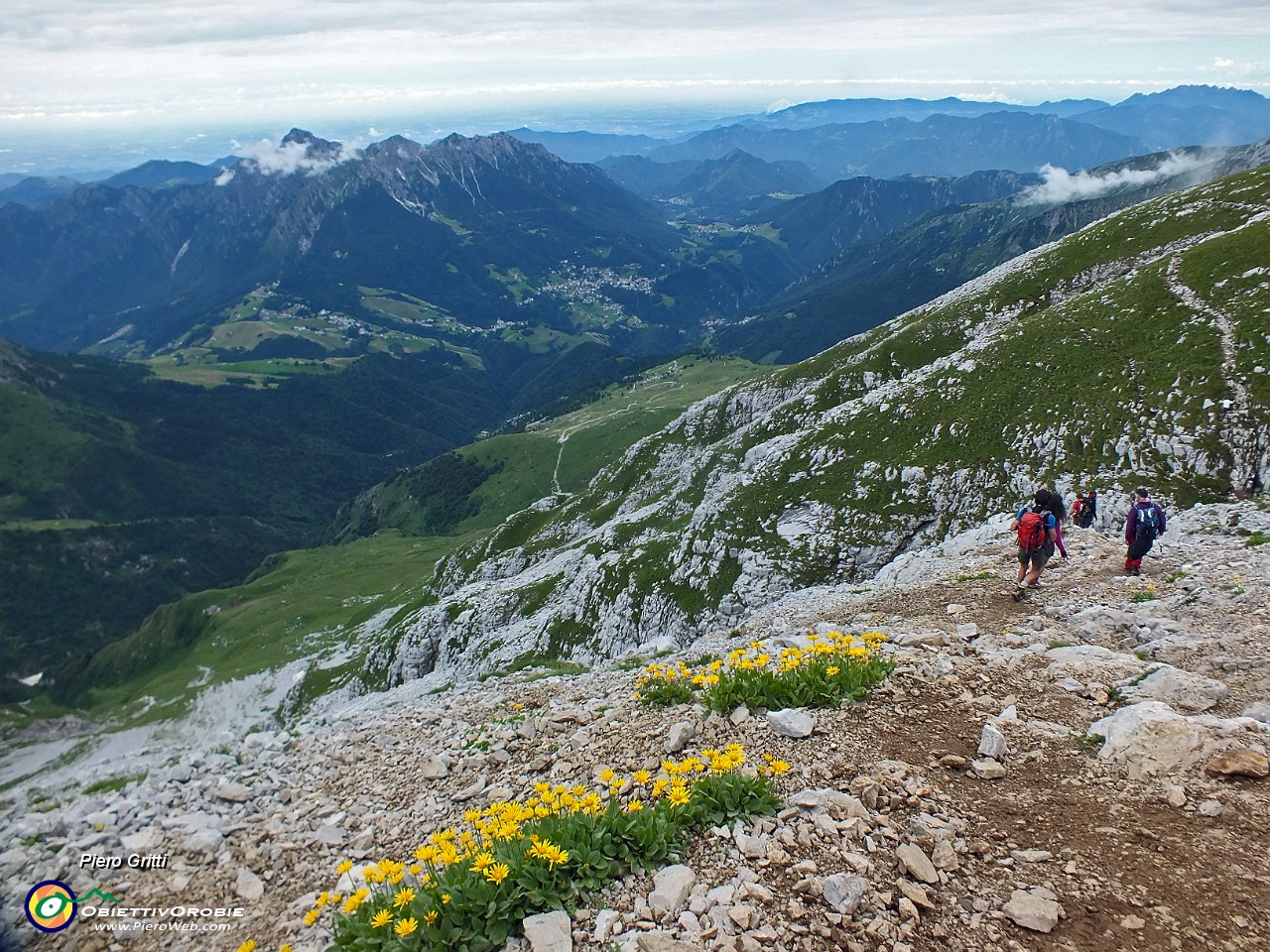 56 Vista verso la Val Serina e la pianura.JPG